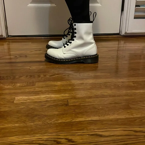 Dr Martens - Women's 1460 Smooth Leather Combat Boots - like new - Picture 2 of 11